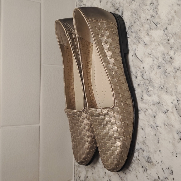Trotters Liz Gold Metallic Leather Woven Slip on Loafers 8.5 N - Picture 4 of 9